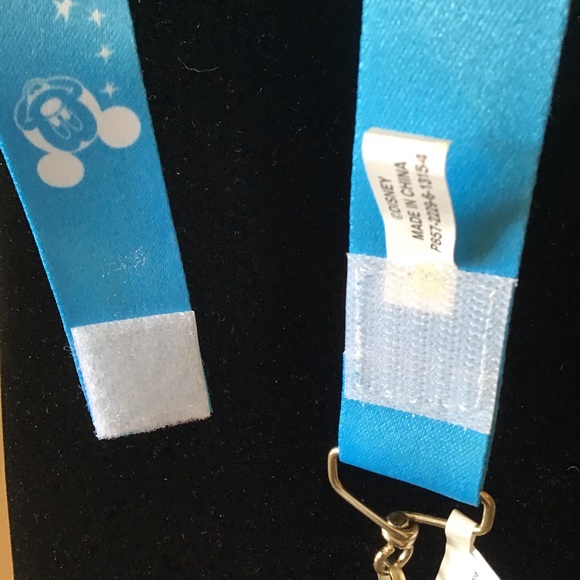 NWT Walt Disney Travel Company Lanyard and Collectible Mickey & Minnie Pin - Picture 4 of 7